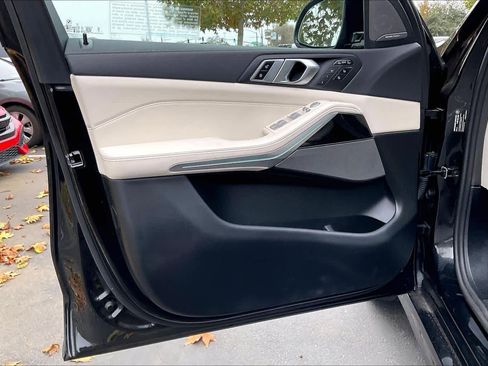 Used 2025 BMW X7 M60i image 24