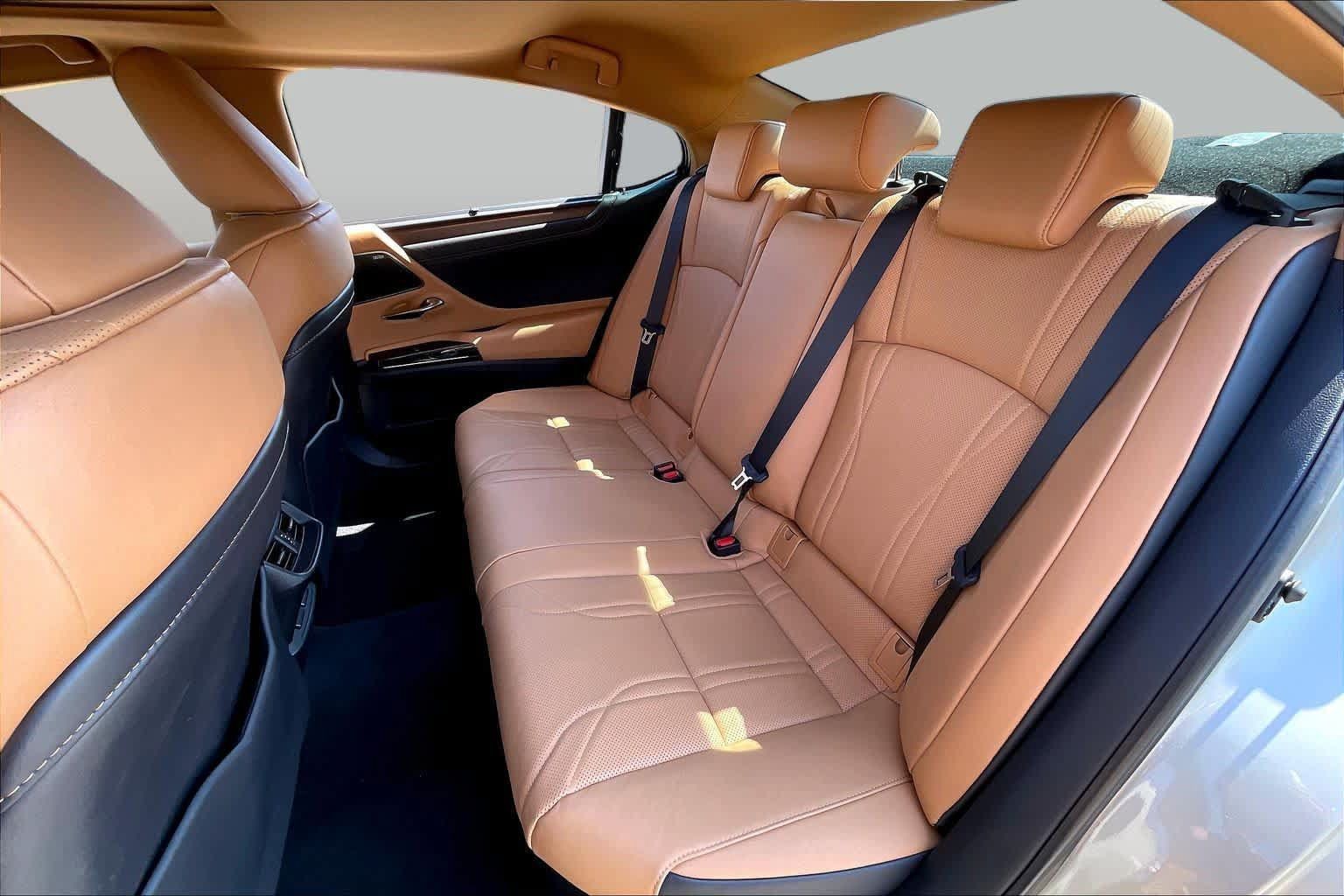 Used 2024 Lexus ES 300h Ultra Luxury w/ Accessory Package (Z2) FWD image 18