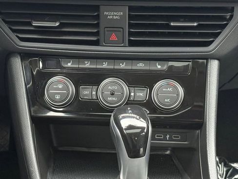 Used 2022 Volkswagen Jetta SE image 4