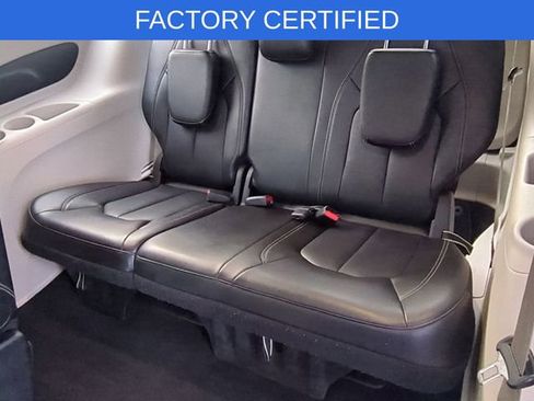 Certified 2024 Chrysler Pacifica Touring-L image 30