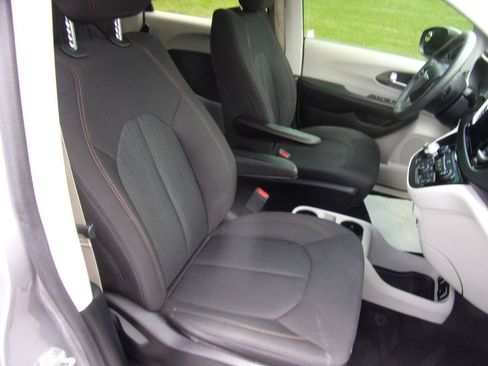 Used 2017 Chrysler Pacifica Touring FWD image 15