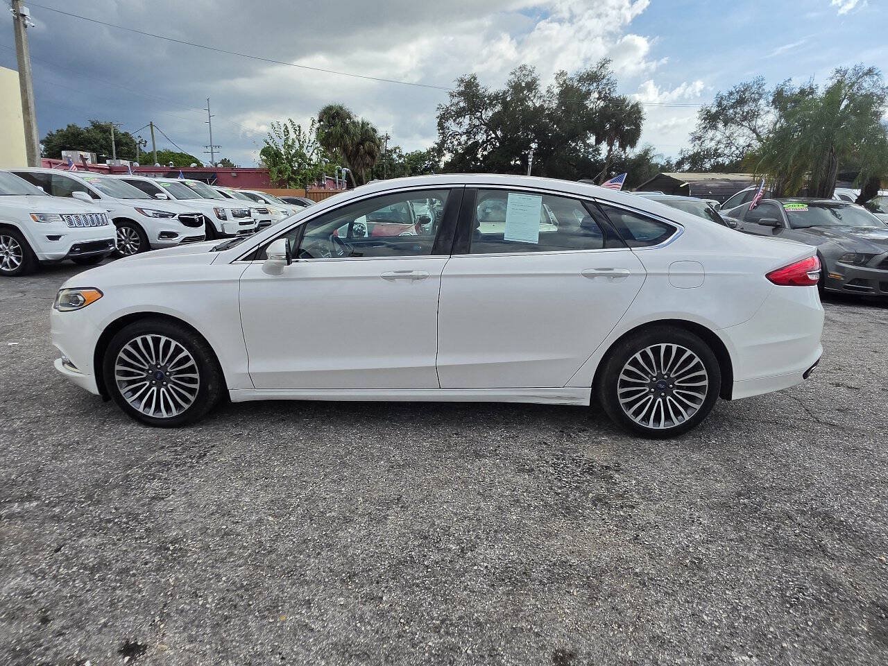 Used 2017 Ford Fusion SE FWD image 4