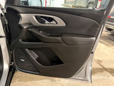 Used 2022 Chevrolet Traverse LT w/ LT Premium Package image 6