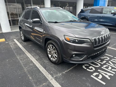 Used 2019 Jeep Cherokee Latitude Plus w/ Comfort/Convenience Group image 3