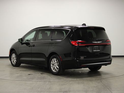 Used 2024 Chrysler Pacifica Touring-L image 6