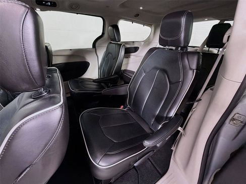 Used 2024 Chrysler Pacifica Limited FWD image 26