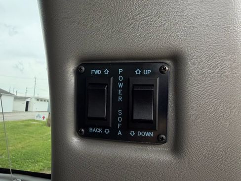 Used 2018 GMC Savana 3500 Extended RWD image 9