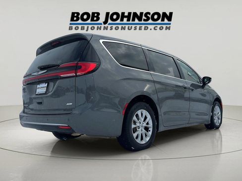 Used 2025 Chrysler Pacifica Select image 7