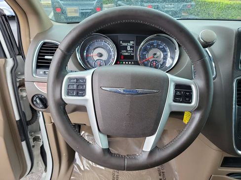 Used 2014 Chrysler Town & Country Touring FWD image 25