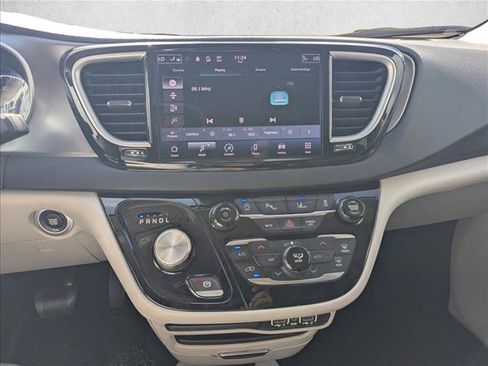 Used 2023 Chrysler Pacifica Touring-L FWD image 11