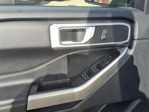 Used 2022 Ford Explorer XLT w/ Equipment Group 202A image 10