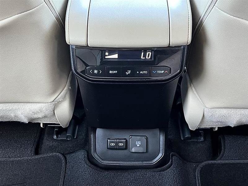 Used 2025 Toyota Highlander Limited FWD image 36