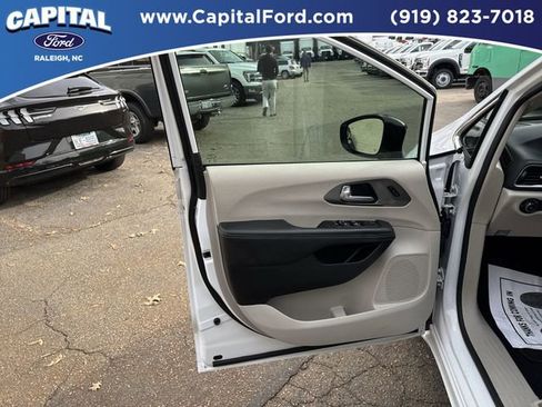 Used 2024 Chrysler Pacifica Touring-L image 19