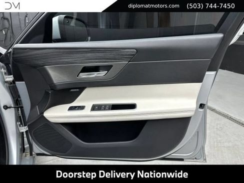 Used 2018 Jaguar XF S RWD image 24