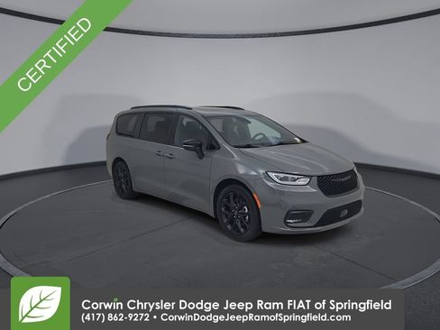 Certified 2025 Chrysler Pacifica Limited FWD image 3