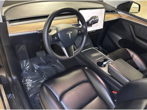 Used 2024 Tesla Model Y Long Range RWD image 17