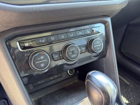 Used 2021 Volkswagen Tiguan SE image 18