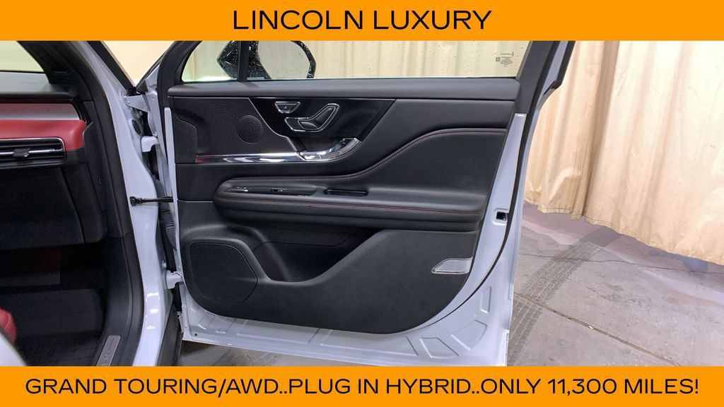 Used 2025 Lincoln Corsair Grand Touring w/ Towing Package AWD/4WD image 11