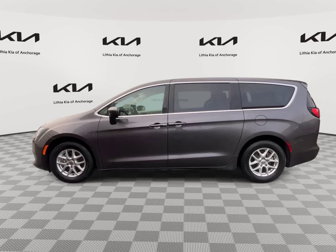 Used 2023 Chrysler Voyager LX FWD image 6