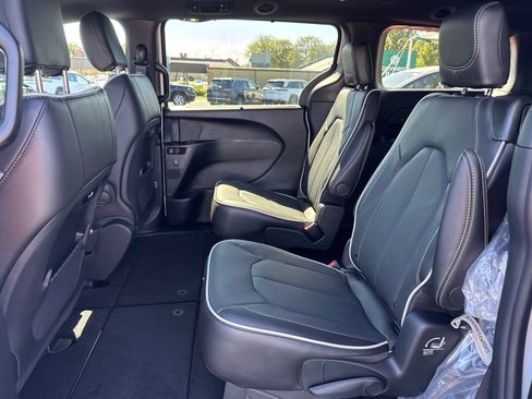 New 2026 Chrysler Pacifica Limited w/ S Appearance Package image 7