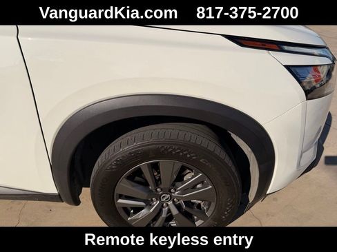 Used 2024 Nissan Pathfinder SV image 11