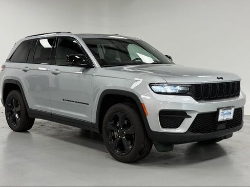 Used 2023 Jeep Grand Cherokee Altitude image 6