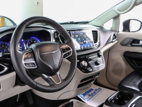 Used 2023 Chrysler Pacifica Touring-L image 22