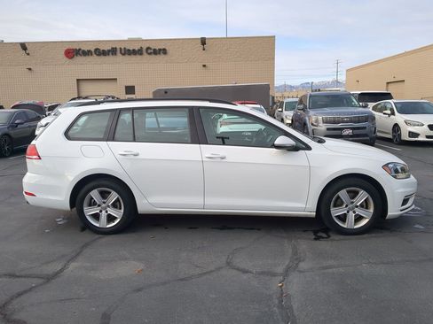 Used 2018 Volkswagen Golf S image 2