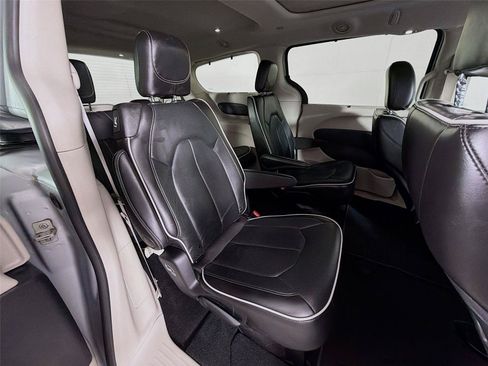 Used 2024 Chrysler Pacifica Limited FWD image 28