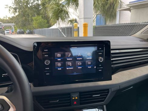 Used 2025 Volkswagen Jetta SE image 21