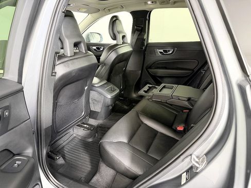 Used 2019 Volvo XC60 T5 Momentum w/ Premium Package AWD/4WD image 39