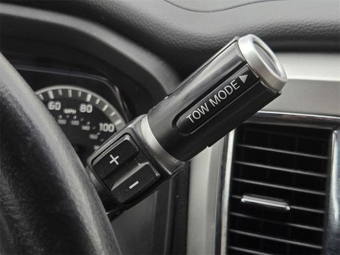 Used 2019 Nissan Titan SV w/ SV Convenience Package image 25