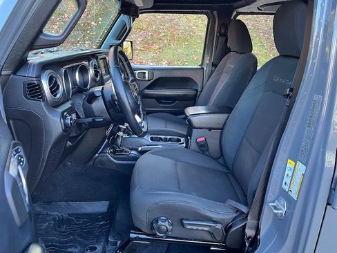 Used 2018 Jeep Wrangler Unlimited Sahara image 9