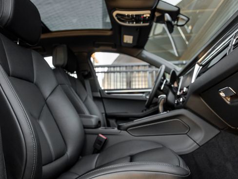 Certified 2026 Porsche Macan AWD/4WD image 44
