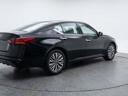 Used 2025 Nissan Altima 2.5 SV image 9