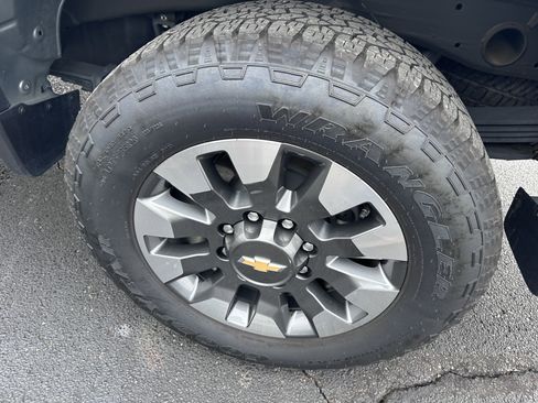 Used 2024 Chevrolet Silverado 2500 Custom w/ Custom Value Package image 9