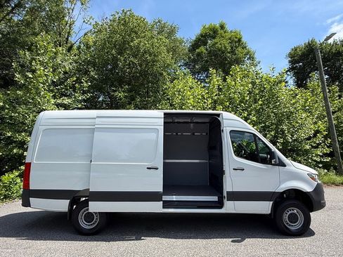 Used 2025 Mercedes-Benz Sprinter 2500 image 6