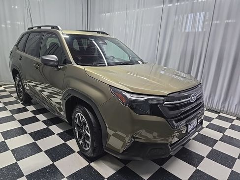 Certified 2025 Subaru Forester Premium AWD/4WD image 3
