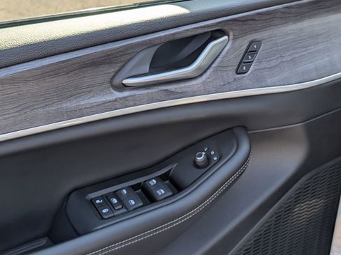 Used 2024 Jeep Grand Cherokee L Limited w/ Luxury Tech Group II image 24