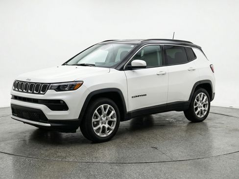Used 2025 Jeep Compass Limited AWD/4WD image 3
