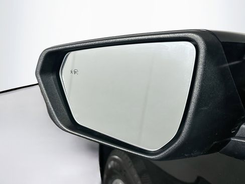 Used 2020 Chevrolet Equinox LT w/ Driver Convenience Package image 16