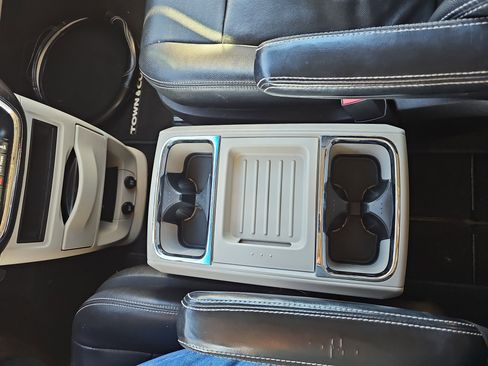 Used 2013 Chrysler Town & Country Touring image 28