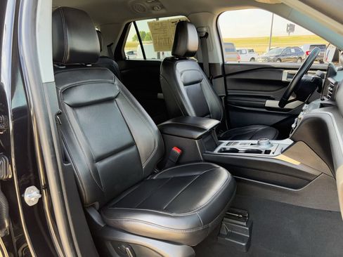 Used 2023 Ford Explorer XLT w/ Equipment Group 202A RWD image 31