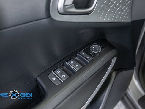 Used 2025 Kia Soul LX w/ LX Technology Package FWD image 12