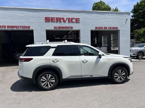 Used 2023 Nissan Pathfinder SL w/ Lighting Package (N92) AWD/4WD image 9