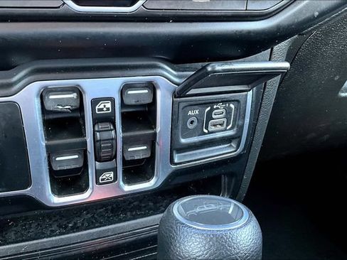 Used 2023 Jeep Gladiator Overland AWD/4WD image 16