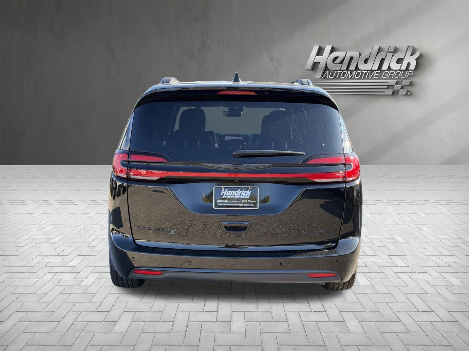 Used 2025 Chrysler Pacifica Limited FWD image 9