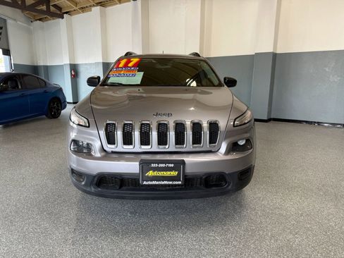 Used 2017 Jeep Cherokee Sport image 2
