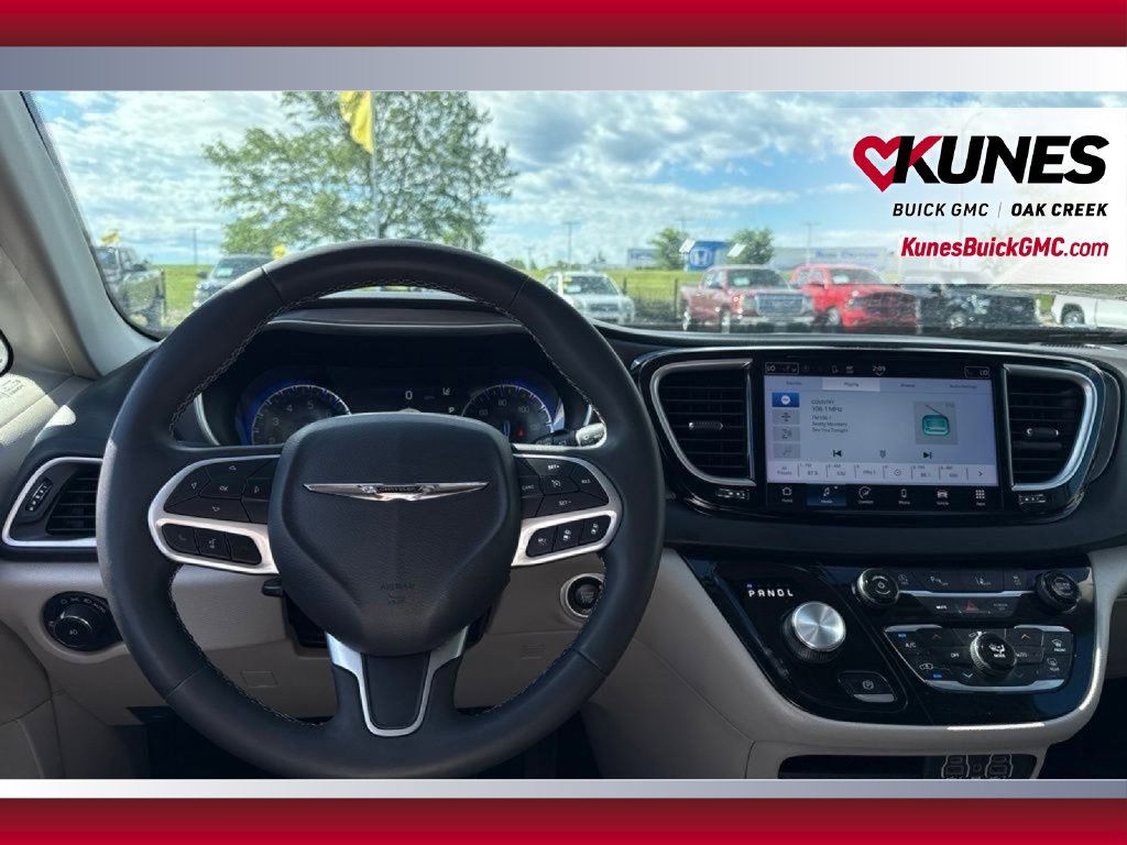 Used 2023 Chrysler Pacifica Touring-L FWD image 32