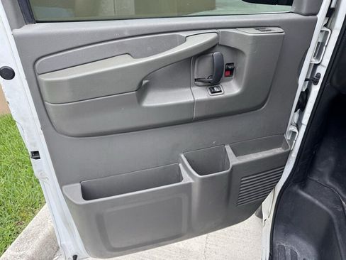 Used 2015 Chevrolet Express 2500 RWD image 12